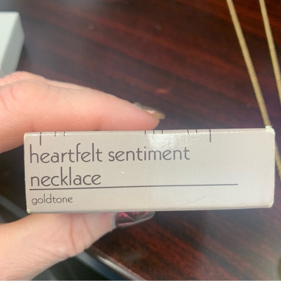 Avon “Heartfelt Sentiment” Goldtone Heart Pendant Necklace “Love” NIB 1989 - Picture 5 of 6